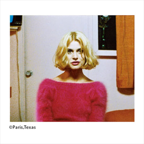 鮮烈な女らしさを残す「あのピンク」： 『パリ、テキサス』（1984）のナスターシャ・キンスキーが装う、コケティッシュなピンクニット。ふわふわした質感のピンクには、ニットと同色でそろえたリップとセンターパートの前髪が幼さと一線を画すポイントに。