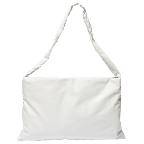 白バッグ（37×59） 37,400円／カッスル エディションズ（ウィム ガゼット ルミネ新宿店）　ダウンコートのような心地よい風合い。肩にも掛けやすいロングストラップ。
