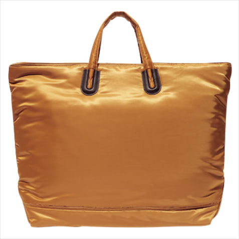 バッグ（40×57.5×18） 20,900円／NOMADIS（エスケーパーズオンライン）　MA-1の生地を使用した、中綿入りのふかふかした質感が魅力。