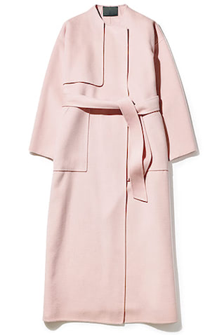 ピンクコート 38,940円／uncrave　「白に近い淡い色みのピンクなので、どんな色のボトムにも合わせやすい。ノーカラー、肩落ちのシルエット、分厚すぎない生地感、ロング丈も相まって大人っぽく」