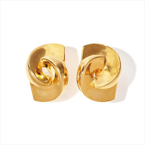 イヤリング 13,200円／IRIS47（フーブス）　半円のゆがんだゴールドが絡みあった、オブジェのような形。