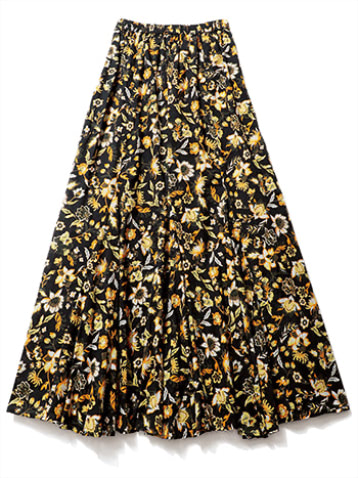 黒フラワープリントスカート 29,700円／MARIHA（ショールーム セッション）　どこかエキゾチックなムードのボタニカル柄。