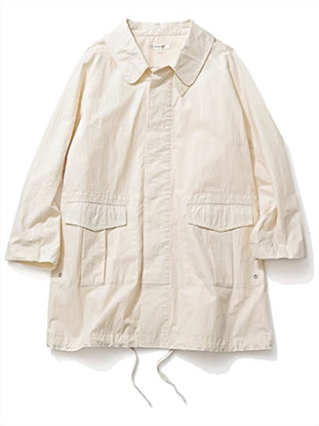 クリーンな白でいっそう女性らしく： アイボリーケープつきジャケット 16,280円／MOUSSY（バロックジャパンリミテッド）　通気性のいい綿混タイプ。しぼれるすそでボリュームを微調整。