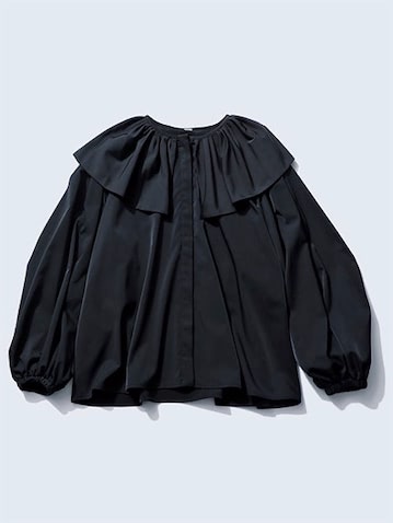 VOLUME COLLAR： 黒ブラウス 8,470円／Mila Owen（ミラ オーウェン ルミネ新宿2店）　レイヤードデザインのような、立体的なビッグカラー。ふくらみのある形は小顔に見せる作用も。