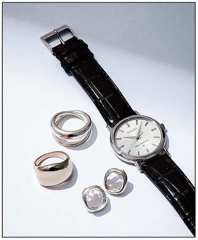 【⑮時計のフレーム色とリングの色を統一】 大きめのフェイス＆レザーベルトを選び、腕時計をモードな顏に。時計を主役に抜擢し、リングやピアスもフェイスと同じシルバーで統一。コロンとした形を集めれば、今どきな風貌に。 ●腕時計 49,500円／セイコー×シンゾーン（Shinzone ルミネ新宿店）　「デニムに合う」ことを追求した、端正かつメンズライクなコラボレーションウォッチ。〈上から〉2連リング 15,400円／TEN.　リング 22,000円／ete　ピアス 20,