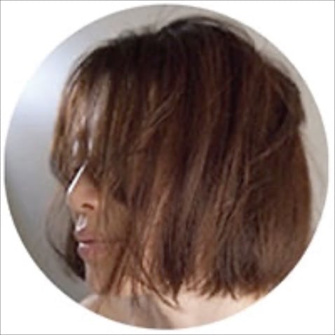 ETRE TOKYO クリエイティブディレクター： JUNNAさん @junna ●作り込んだ感のない自然体なヘアスタイルが理想。うねりのある髪をしっとりさせすぎず、ほどよくおさえると同時に、リラックスできる「香り」を兼ねたヘアケアアイテムが好み。