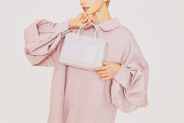 ☑ピンクが落ち着くグレーをバッグで：ピンクシャツ 8,800円／LA BELLE ETUDE　グレーバッグ 23,100円／YAHKI（ヤーキ オンラインストア）　ドレッシーなピンクブラウスのボリュームをそぐように、冷たいグレーのミニバッグで引き締めを。白に近いグレーなら適度な甘さも残る。