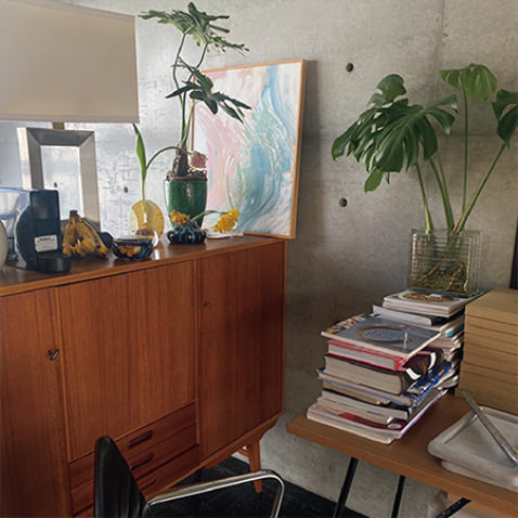 「ラフに見せるため絵は立てかける」 スウェーデンのヴィンテージ家具を取り扱う“イホランデ”で購入したサイドボードの上に、気分が上がる好きなものを並べています。絵はペイントアーティストの“Mai Akashi”さんにブランドをイメージして制作していただいたもの。部屋が明るくなるので気に入っています。（赤津さん）