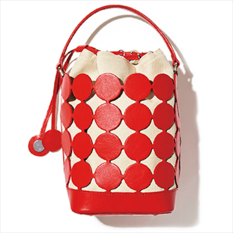 バッグ（20×13×13） 111,100円／ピエール アルディ（ピエール アルディ 東京）　⚫︎グラフィカルな形をバケットバッグで身近に。