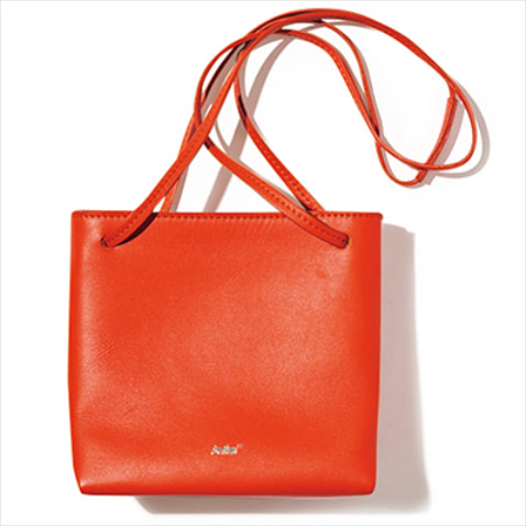 バッグ（14.5×15.5×9） 7,590円／アンテ（フリークス ストア渋谷）　⚫︎脇におさまるコンパクトなシルエットも魅力。