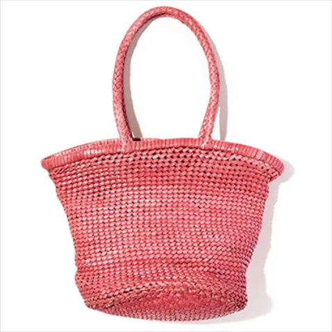 メッシュバッグ（25×22×22） 55,000円／ドラゴン（メゾン イエナ）　⚫︎甘い服にも合わせやすい、深みのあるピンク。