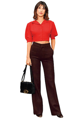 「冴える赤と黒のコントラスト」  赤のショート丈シャツはそれだけで懐かしいイメージ。ついデニムを合わせたいところでも、黒パンツで今をキープ。