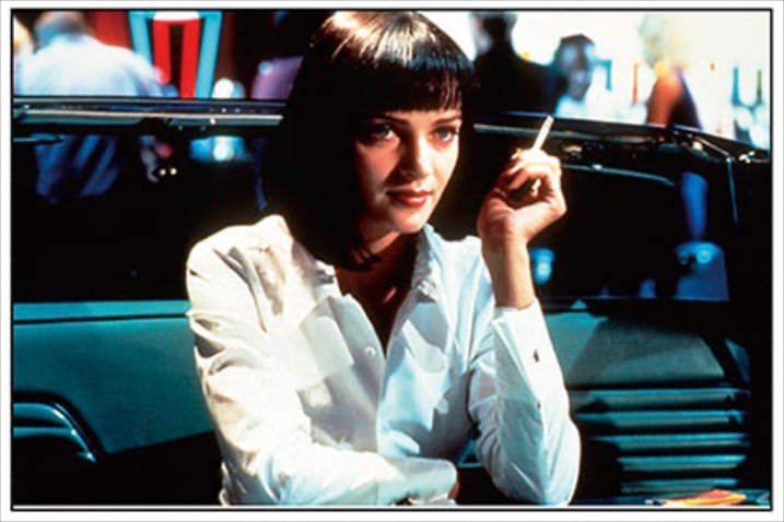 『パルプ・フィクション』（1994） ⚫︎赤いリップとそろったバングスが きわ立てる攻めた白シャツ： ユマ・サーマン演じるミアのアイコニックなシャツスタイル。フィット感のあるサイズに、見せすぎない胸元の開きぐあい。女らしさのギリギリをねらいつつ、ミステリアスな雰囲気も含ませたハイレベルなバランス。