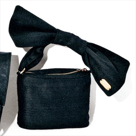 リボンハンドルバッグ（15×19×6.5） 19,800円／0711TBILISI（メゾン イエナ）　⚫︎リボンをはずせばシンプルな持ち手のバッグに、ストラップごとはずせばポーチに変化。