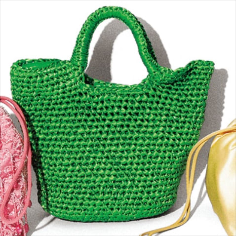 4.グリーンバッグ（23×26.5×10.5） 7,975円／ビューティ&ユース（ビューティ＆ユース ユナイテッドアローズ 丸の内店）　光沢を含ませた素材を細かく編み込んだ、クラフト感あふれるデザイン。
