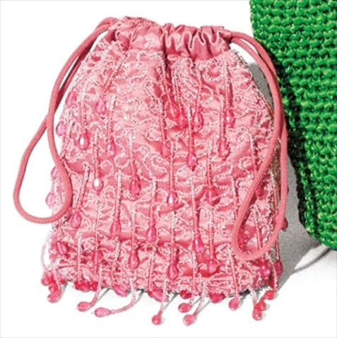 5.ピンクバッグ（21.5×20×5.5） 24,200円／HVISK（ル タロン グリーズ ルミネ新宿店）　ヴィンテージライクなビーズと刺しゅうが、装いに遊び心を加算。アクセントカラーとしてもちょうどいいサイズ感と褪せたようなピンクの色味。