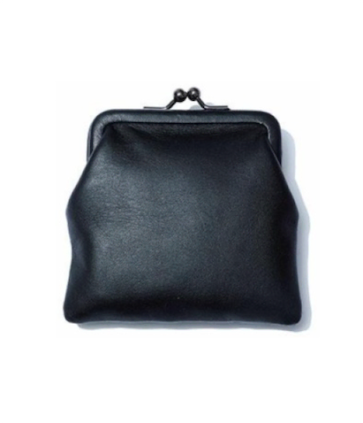黒キスロックパース（8×9） 11,000円／LENO（グッドスタンディング）　手のひらにおさまるぐらいのミニサイズ。バッグINバッグ、ポーチ扱いとしても。