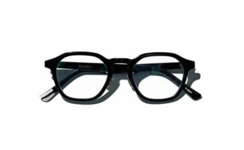 黒スクエア眼鏡 34,100円／BLANC　知的な印象作りにも、どんな服にもバランスのいい黒フレーム。余計な装飾もない、ちょうどいいフレームの太さ。