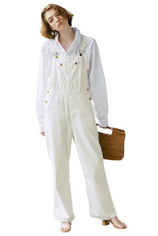 「オーバーオールを色と形で女らしく」 パリッとした白のえりつきシャツをインナーにし、気楽なサロペットにきちんと感をプラス。 （H + P） 白オーバーオール 23,100円／LEE フォー RHC（RHC ロンハーマン）　白シャツ 19,580円／THE SHINZONE（Shinzone ルミネ新宿店）　バッグ 14,300円／MADE IN MADA（ジャック・オブ・オール・トレーズ プレスルーム）　ミュール 23,100円／TSURU By MARIKO OIKAWA