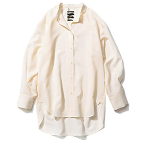 【パリッとしてない柔らかいシャツ】  （着回すシャツ）白ワイドスリーブシャツ 28,600円／カオス（カオス表参道）　夏に向けて心地よいシャリッとした質感が特徴。第1ボタンがないことで、もとから抜け感を見込める仕かけが。