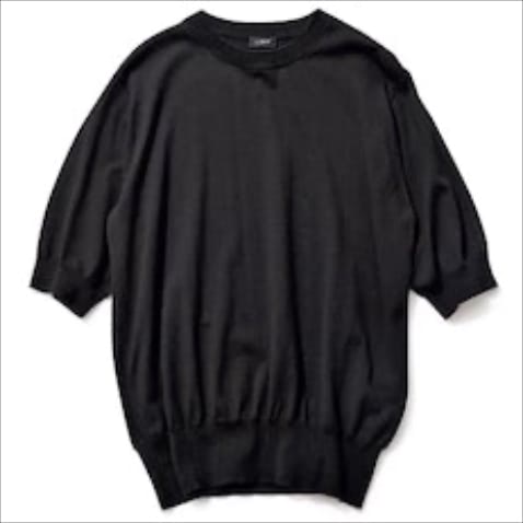 コットンシルクのなめらかな表面感 ⚫︎黒ニットTシャツ 23,100円／ロエフ（エイチ ビューティ&ユース）　コンパクトな着丈とサイジングで、合わせるボトムを選ばずすっきり着られる。シルク混の上質な風合い。