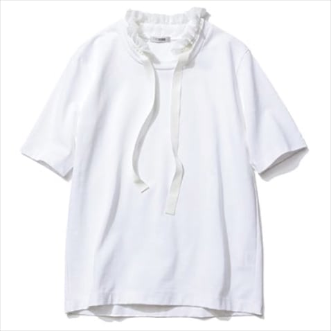 顔まわりが華やぐフリルネック ⚫︎白フリルネックTシャツ 12,100円／COUDRE（MIKIRI）　シンプルな白Tの首まわりにフリルとリボンをドッキング。重ね着してえりだけのぞかせる着方も可能。