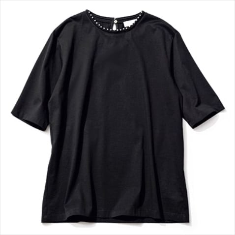 小粒のパールでさりげなくドレッシー ⚫︎パールつき黒Tシャツ 14,300円／ボールジィ（TOMORROWLAND）　ネックレスの役割も兼ねる首元のパール。コットンらしからぬ上品につやめく表面感。