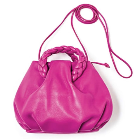 「丸みを持たせて濃厚ピンク」  バッグ（15×21×5） 38,500円／へリュー（アーセンス ルミネ新宿１）　ころんとしたフォルムで、やさしい服に合う。マチ幅もあり収納力にも優れる。
