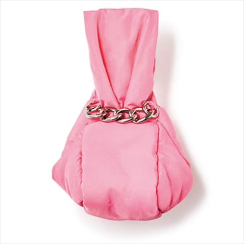 「ふれたくなるふかふかしたピンク」  チェーンつきバッグ（13×21×11） 8,800円／アダム エ ロペ　デイリーバッグの中にも入るサイズ感の新鮮なきんちゃく型。クッション性のある素材で、大ぶりなチェーンで辛さも維持。