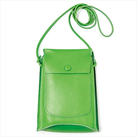「アクセサリー感覚で肩がけ」  グリーンバッグ（19.5×14.5×7） 17,600円／マロウ（４K）　白いワンピースのさし色にも適した、小さくスマートなミニショルダー。