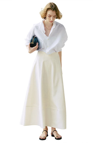 メリハリをつけてドレスアップ：  シャツのすそをフレアスカートにインした端正な装いでも抜けて見える、シルエットの妙。深めに開けた胸元やまくったそでの手元をゴールドで飾り、リッチな華やぎを加算。  スカートは着回し。白シャツ 19,580円／THE SHINZONE（Shinzone ルミネ新宿店）　イヤリング 5,250円／アビステ　ネックレス 13,200円／クレスターレ　ブレスレット 29,920円／SOKO、右手リング 19,140円／MC STUDIO（ともにZUTTOHOLIC）