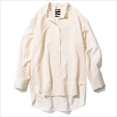 先に続く白シャツは 「ゆったり・あいまい・やわらかい」　⚫︎白ワイドスリーブシャツ 28,600円／カオス（カオス表参道）　夏に向けて心地よいシャリッとした質感が特徴。第1ボタンがないことで、もとから抜け感を見込める仕かけが。