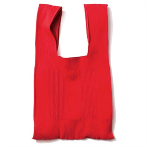 赤リブニットバッグ 13,200円／ル フィル（LE PHIL NEWoMan 新宿店）　強いヴィヴィッドカラーを柔らかなニット素材で柔和に。サブバッグとしても便利なサイズ感。