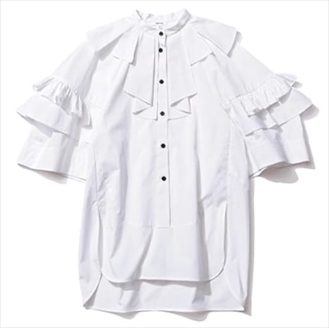 【半そでをフリルで表現した新発想】 白タックスリットシャツ 36,300円／ENFOLD　シャープなボトムと波長の合う、重ねて立体感を生むデザインスリーブ。