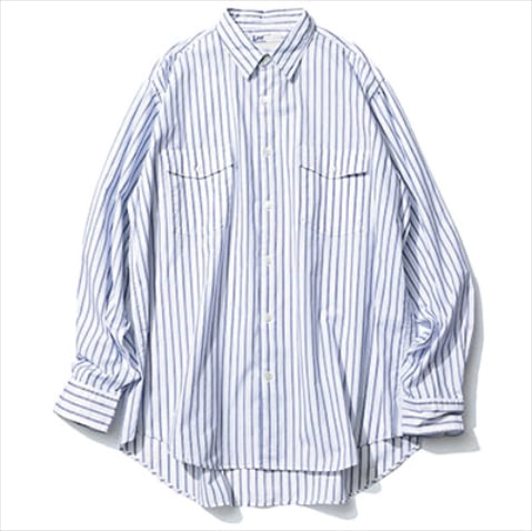 サイズの余白と青白配色で涼しさを ⚫︎白×ブルーストライプシャツ 8,800円／Lee（リー・ジャパン カスタマーサービス）　バサッとはおるだけで絵になるワーク風。