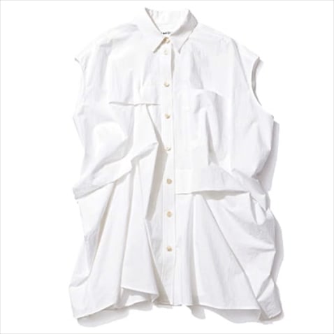 シワ加工とひねりを加えたモード感 ⚫︎白タイプライターノースリーブシャツ 27,500円／ENFOLD　ボトムはシンプルなほどいい、ツイストしたようなパターン。