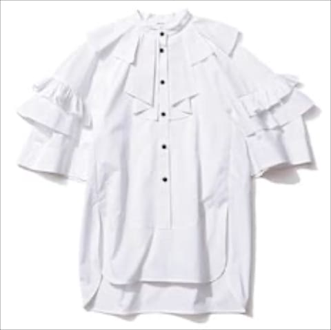 【半そでをフリルで表現した新発想】 白タックスリットシャツ 36,300円／ENFOLD　シャープなボトムと波長の合う、重ねて立体感を生むデザインスリーブ。
