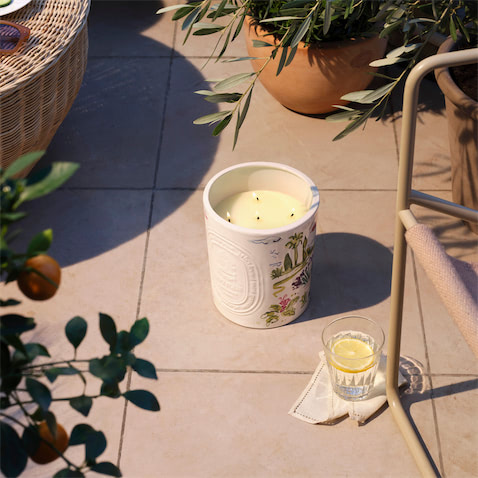 夏らしいレモングラスの「Citronnelle」は爽やかながら蚊を寄せつけないという特性で知られ、ディプティックの中でも人気の香り。この「Citronnelle」からMatthieu Cosséのイラストで飾られた限定フレグランスキャンドルが登場し、190gのクラシックサイズに加え、たっぷりと使える1.5kgのガーデンキャンドルの２サイズが展開される。ベランダや庭などの屋外でゆっくり過ごす日に最適。