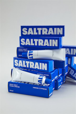 歯磨き粉 ブルー 30g 520円、100g 990円、180g 1,700円　ベーシックなグレイソルトのみを配合したブルーの「GRAY SALT」。３タイプのサイズを展開。