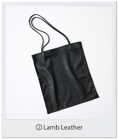 黒レザートートバッグ（40×35） 36,300円／MODERN WEAVING（ショールーム セッション）　肌に吸いつくようなくたっとした質感のラムレザー。